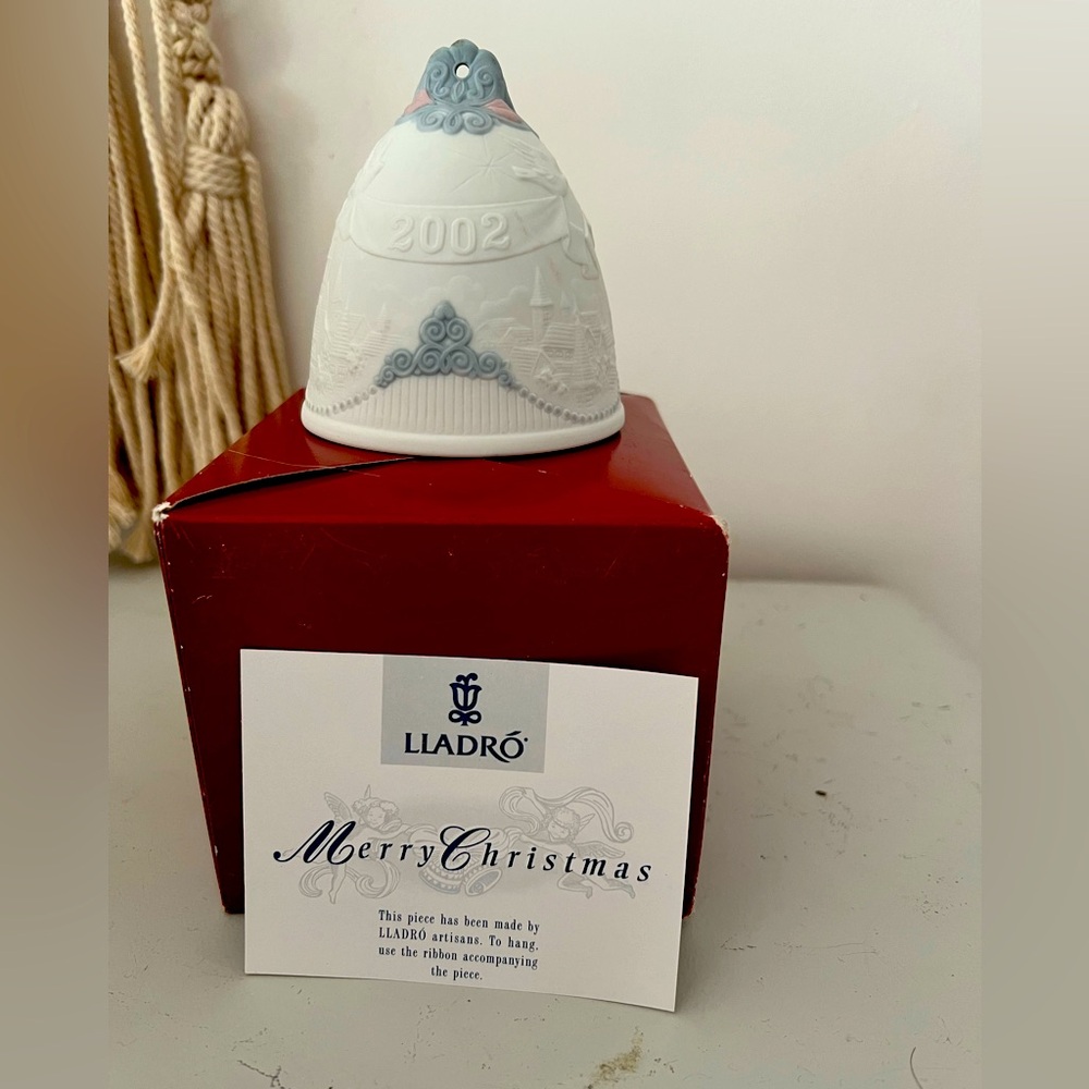 2002 Lladro Christmas bell in mint/new condition with original